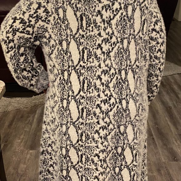 Black and White Long Sweater - Picture 2 of 2